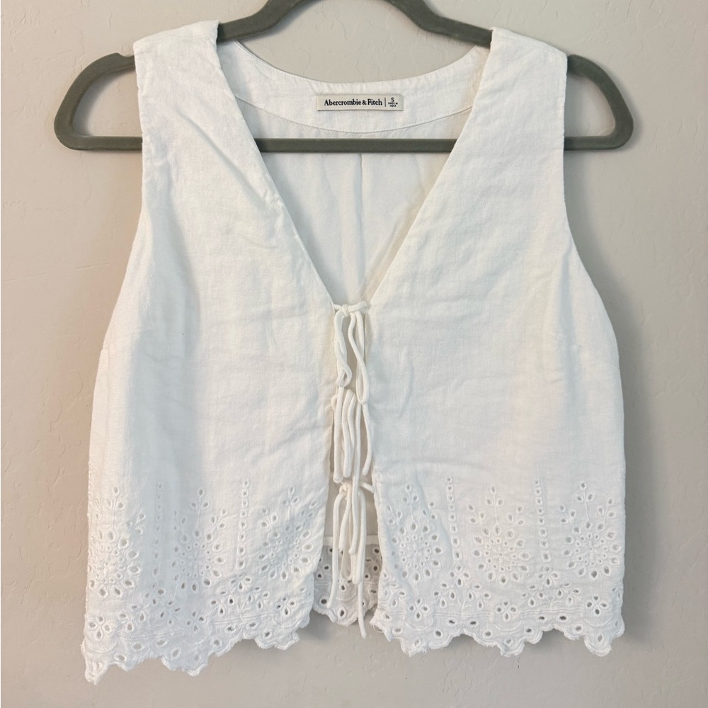 Abercrombie & Fitch Lace-Up Eyelet Blouse. Size small.